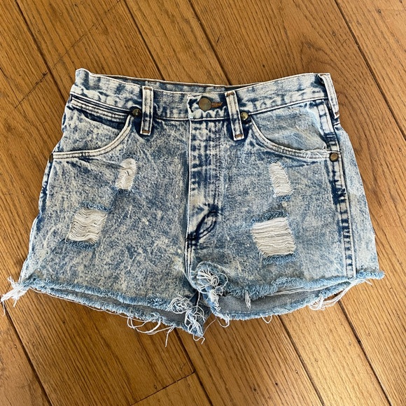 Wrangler acid wash vintage jean shorts, size 24 - Picture 2 of 2